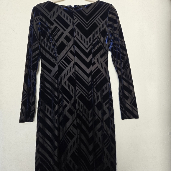 VINCE CAMUTO Women's Deep Blue Velvet Dress. Size 4 - Picture 5 of 7